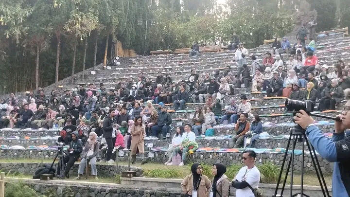Penonton menikmati konser jazz di kawasan Bromo Probolinggo bulan Juli 2024. (IST)