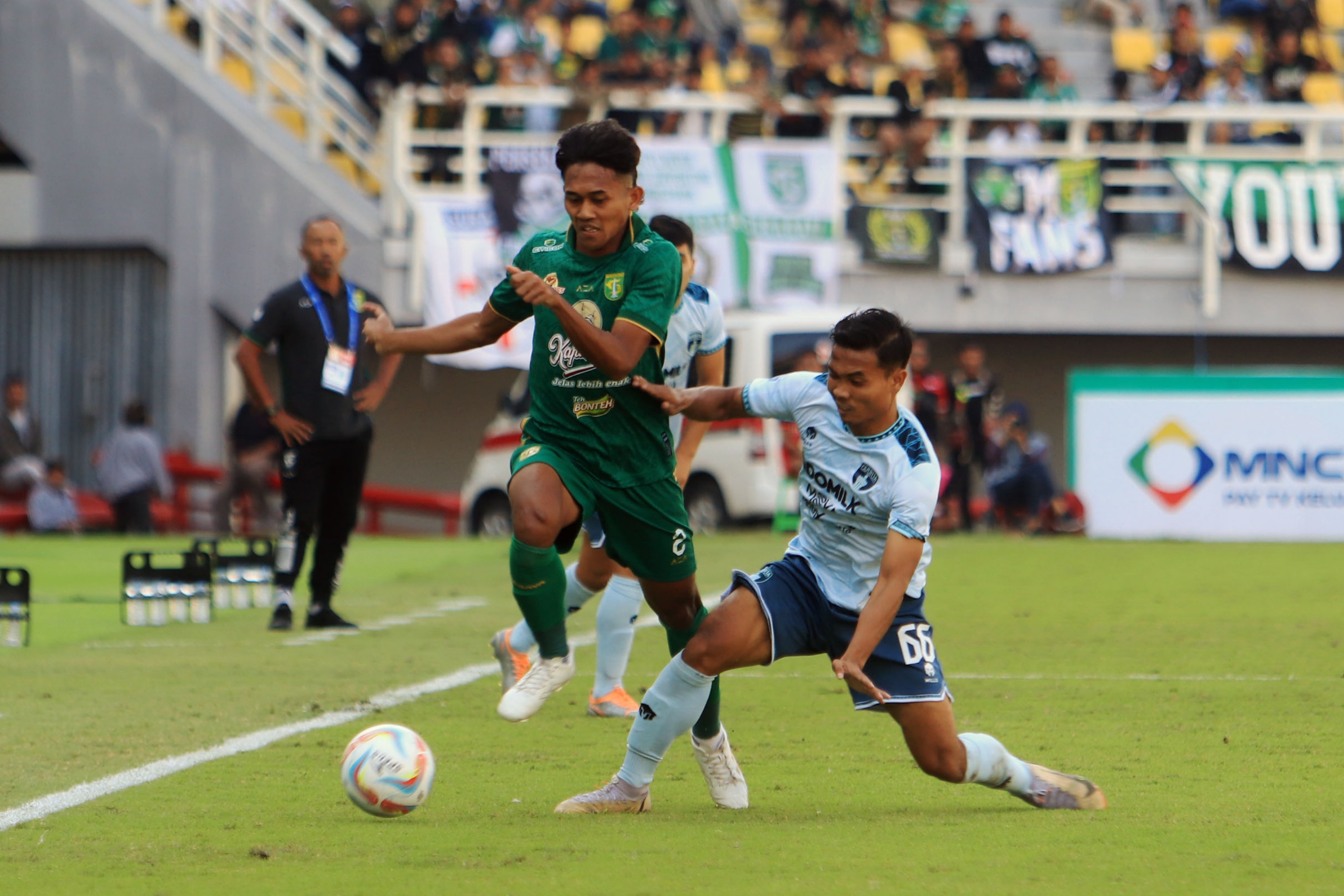 Catur Pamungkas (kiri) mengalami cedera bahu saat menghadapi Malut United.