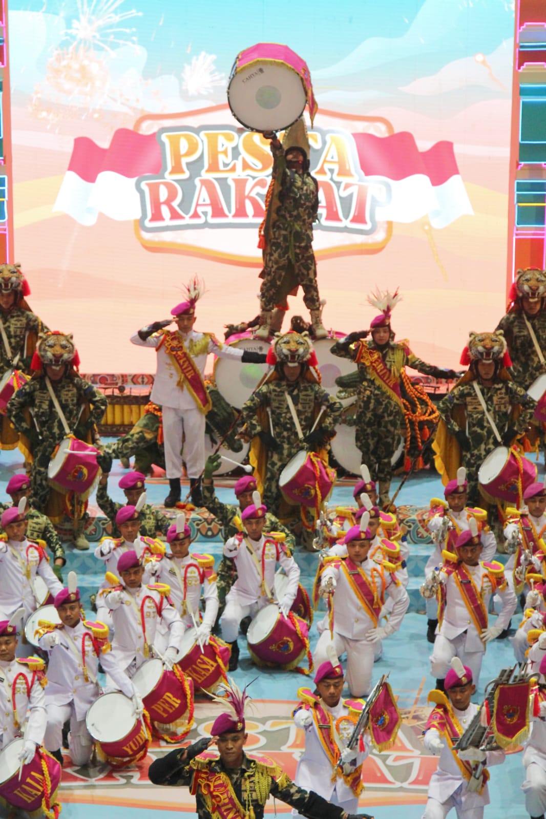 MEMUKAU: Drumband Korps Marinir Sangkala Yudha Perkasa binaan Batalyon Infanteri 1 Marinir saat meramaikan Pesta Rakyat di Atrium Royal Plasa.