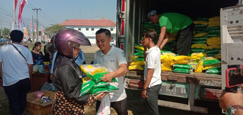 AYO BELI: Emak-emak antusias membeli beras dalam program Bulog Siaga Merdeka di Lapangan Keboan Anom, Gedangan, Sidoarjo . (MUS PURMADANI/RADAR SURABAYA)