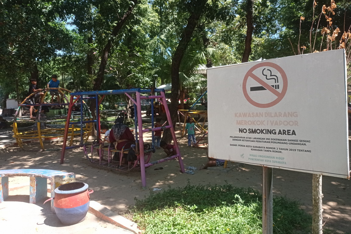 Salah satu kawasan tanpa rokok di Surabaya. (SURYANTO/RADAR SURABAYA)