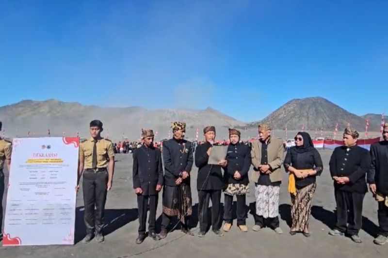 Pihak TNBTS bersama tokoh masyarakat Tengger, di Lautan Pasir Bromi melakukan deklarasi pengembalian nama asli tiga lokasi wisata, Sabtu (17/8).