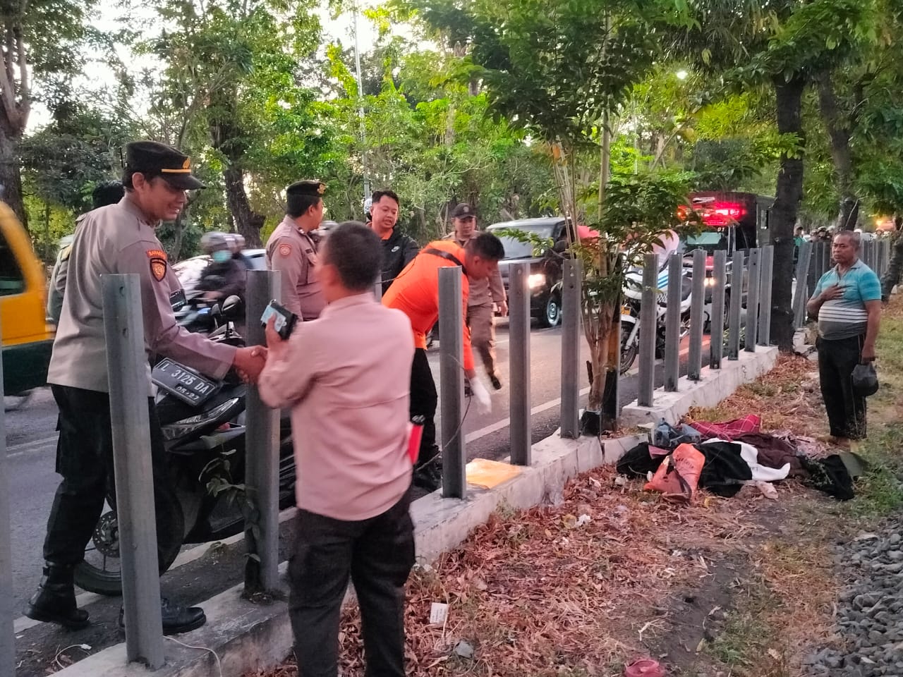Petugas hendak evakuasi jenazah korban di dekat rel Jalan Ahmad Yani, Surabaya. (IST)