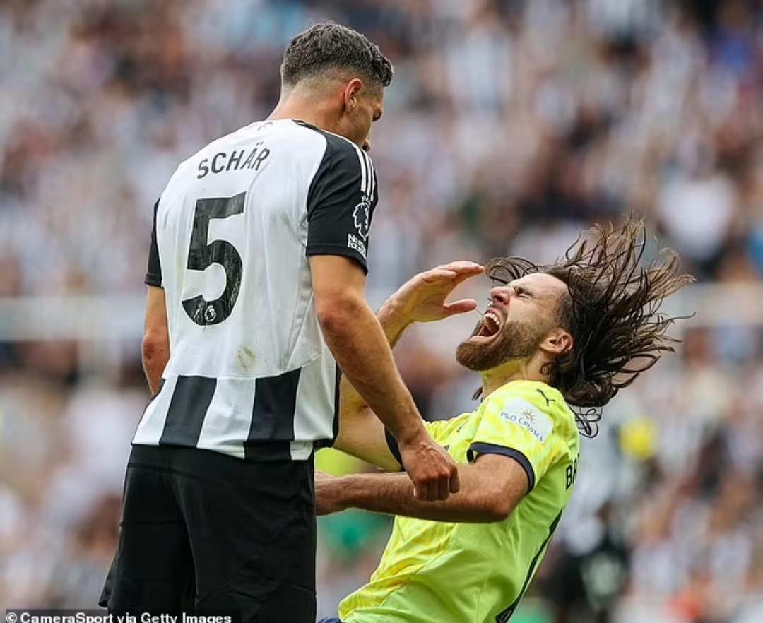 Bek tengah Newcastle United Fabian Schar hanya bermain selama 28 menit setelah ia dikeluarkan dari lapangan karena menanduk bola.