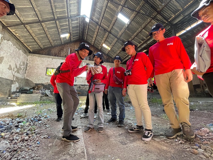 KENANG: Komunitas Indonesian Railway Preservation Society bersama dengan PT KAI Daop 8 Surabaya melakukan napak tilas kereta api jalur Madura. (IST)