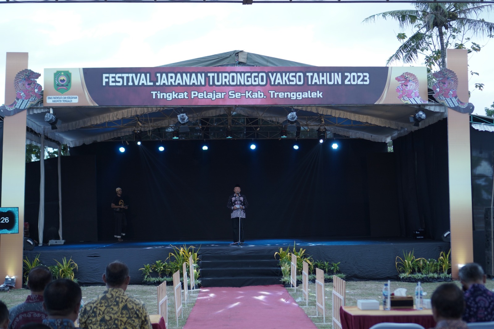 PEMBUKAAN: Kepala Dinas Pariwisata dan Kebudayaan Kabupaten Trenggalek, Sunyoto saat meresmikan Festival Terbuka Jaranan 2023 di Alun-Alun Trenggalek.