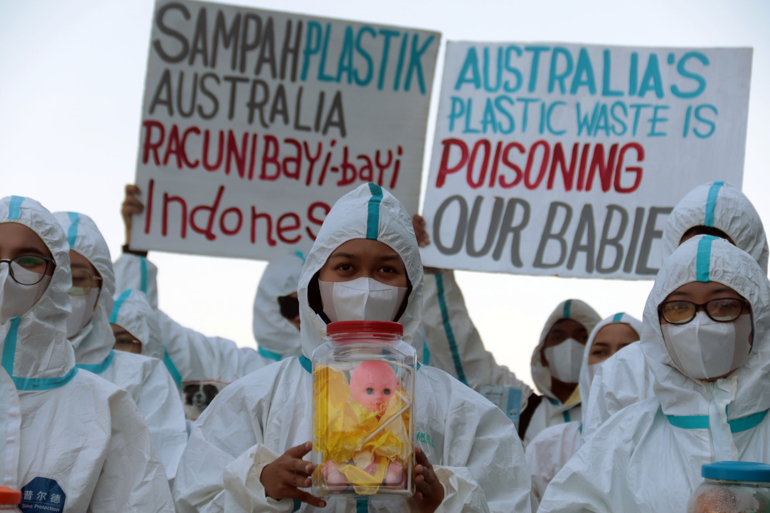 TOLAK SAMPAH IMPOR: Sejumlah aktivis lingkungan yang tergabung dalam Ecoton Foundation, menggelar aksi tolak sampah impor asal Australia karena dianggap meracuni bayi, di depan kantor Konjen Australia