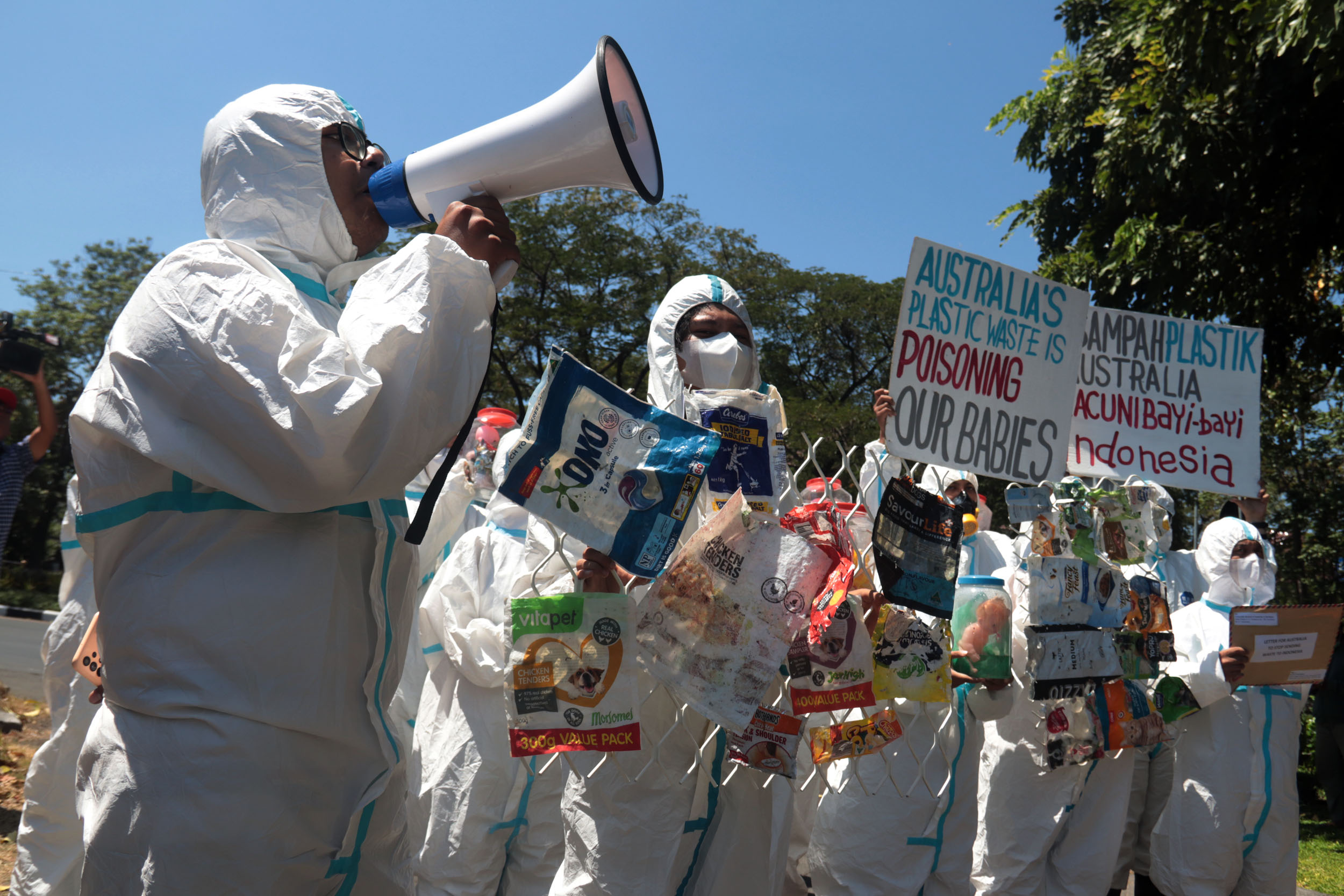 Unjuk rasa aktivis lingkungan menolak sampah plastik dari luar negeri ke Jawa Timur. (ANDY SATRIA/RADAR SURABAYA)