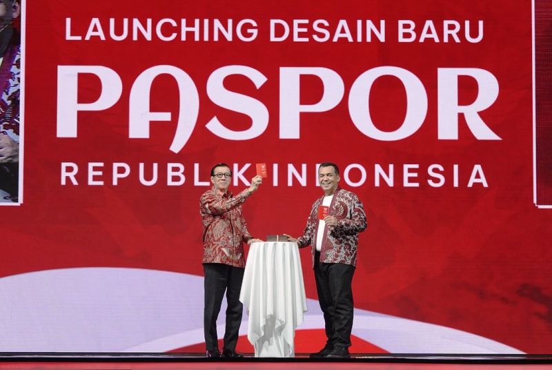Launching paspor baru yang dilakukan Kemenkum HAM Yasonna Laoly dan Dirjen Imigrasi Silmy Karim.