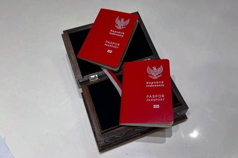 Desain paspor baru Indonesia dengan dominasi warna merah dan putih.