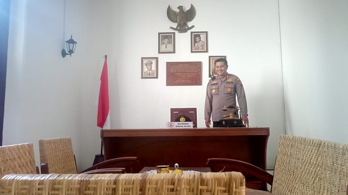 MIRIP: Kabag SDM Polrestabes Surabaya AKBP Edi Santoso saat menjelaskan replika ruangan M Jasin pada masa itu. (GUNTUR IRIANTO/RADAR SURABAYA)