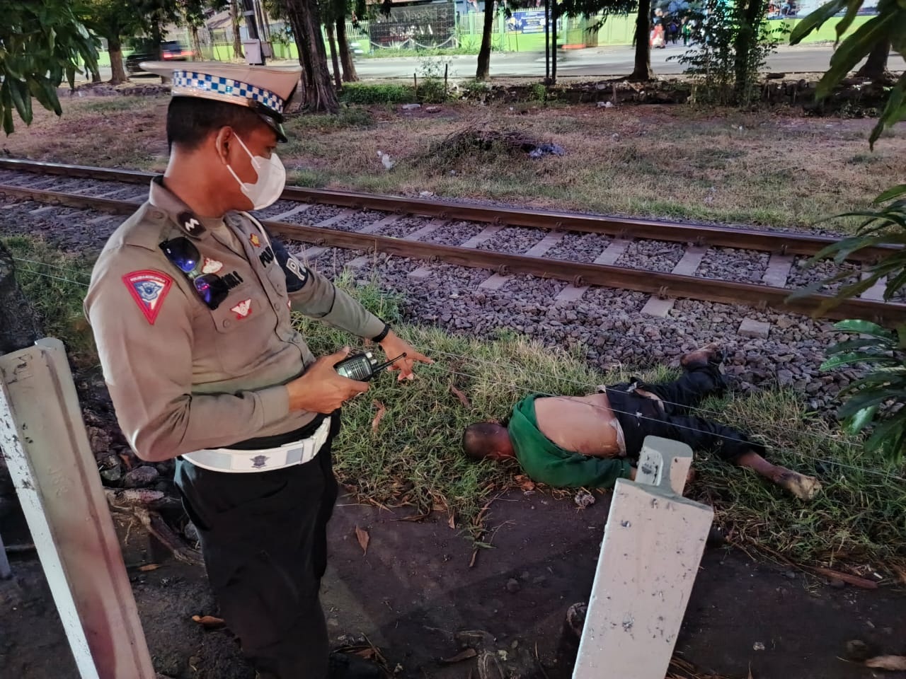Jenazah korban tertabrak kereta api di perlintasan Jalan Ahmad Yani, Surabaya. (IST)