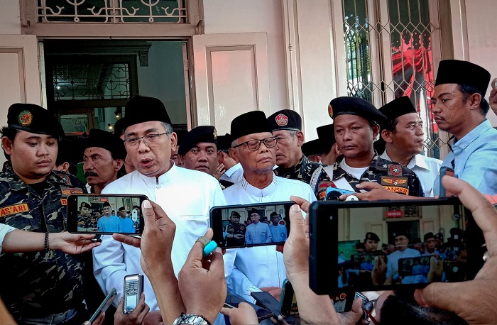 DOOR STOP: Ketua Umum PBNU KH Yahya Cholil Staquf bersama Wakil Rais Aam KH Anwar Iskandar saat di kantor PCNU Surabaya (MUS PURMADANI/RADAR SURABAYA)