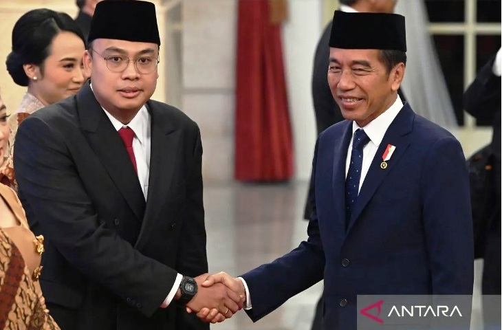 Presiden Jokowi berjabat tangan dengan Wamenkominfo Angga Raka Prabowo, usai pelantikan Senin (19/8/2024)