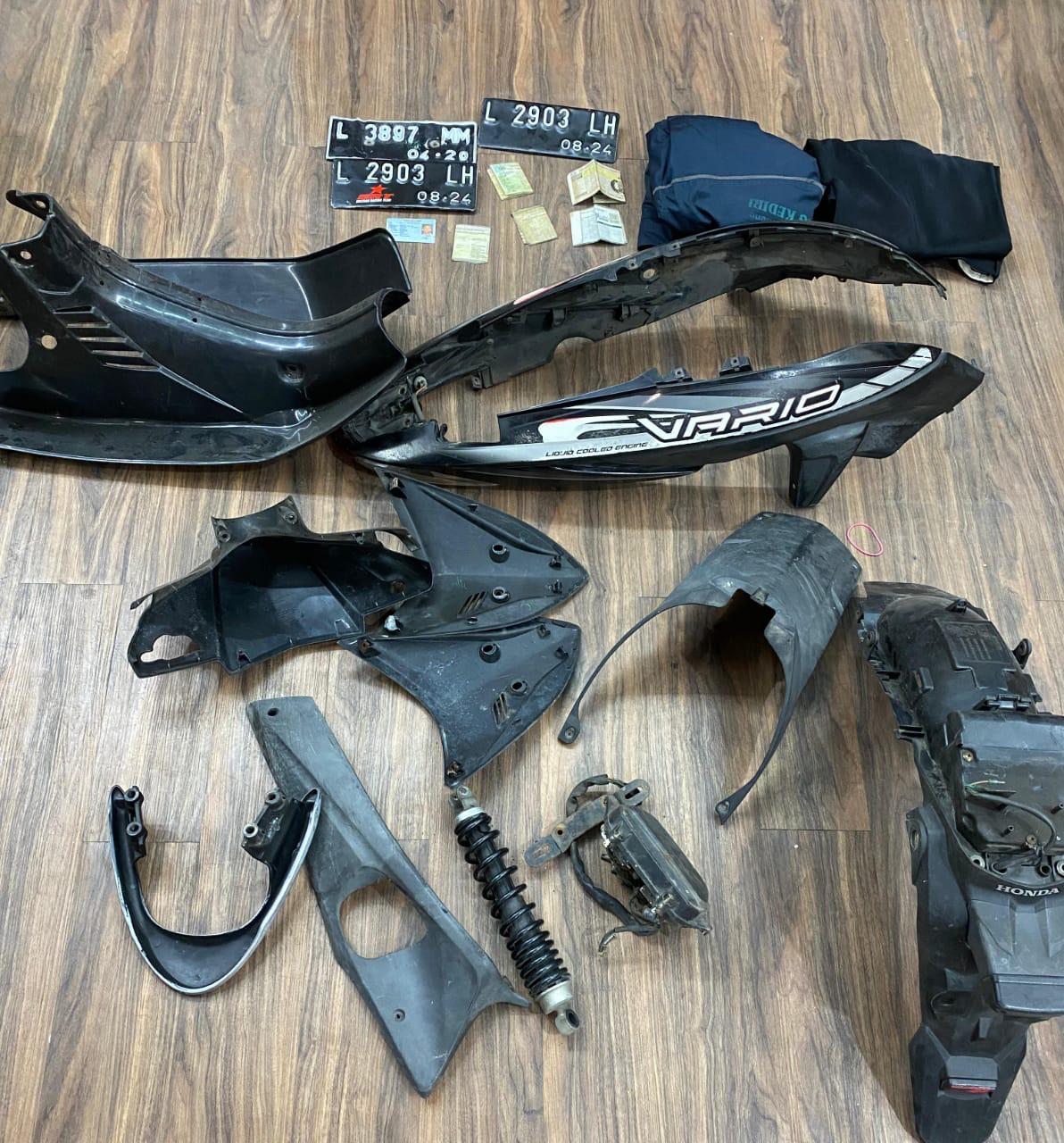 Unit Jatanras Satreskrim Polrestabes Surabaya menangkap tiga pelaku terkait aksi curanmor di Jalan Banyu Urip Kidul, Surabaya. Mereka ternyata residivis. (IST)