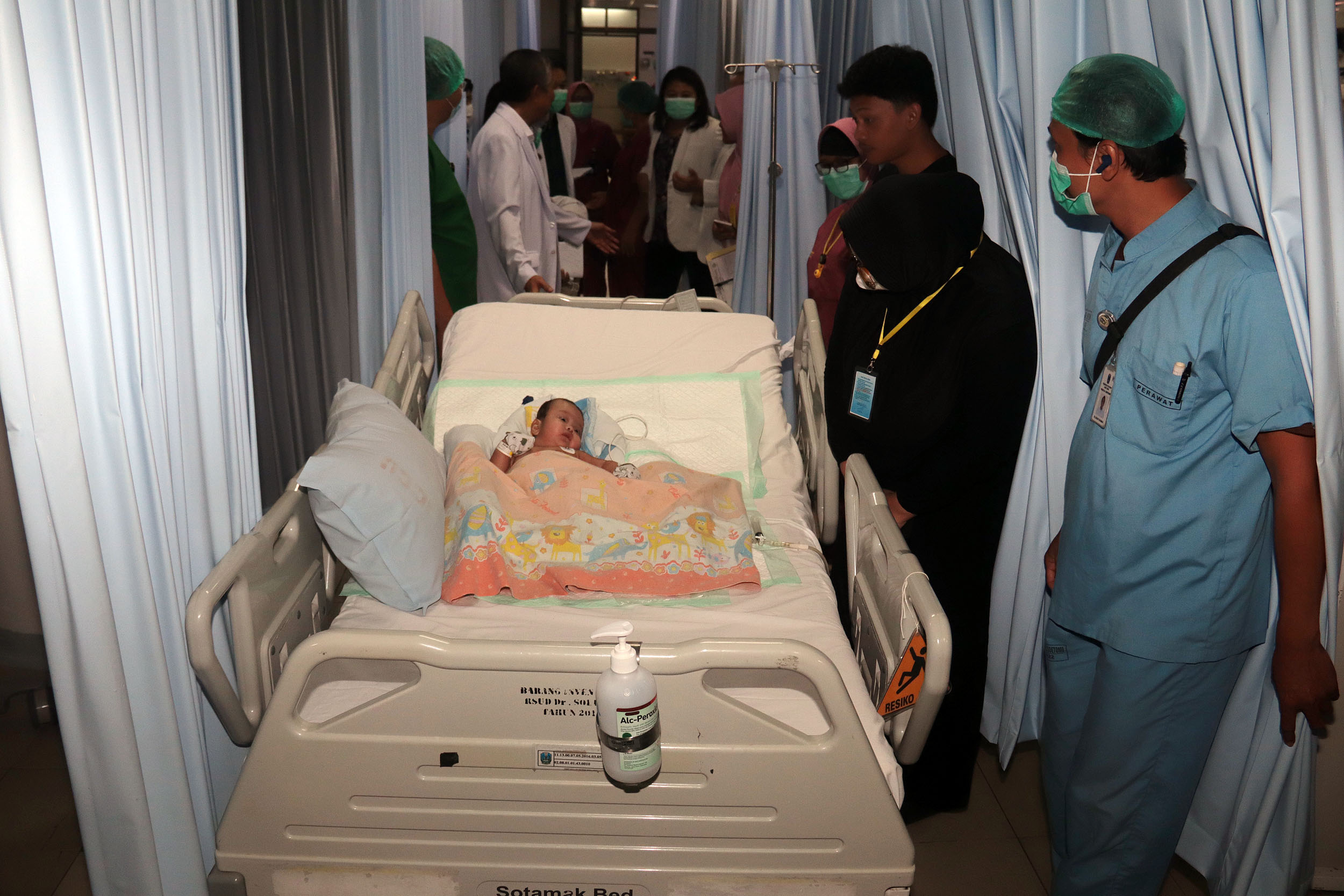 KONDISI STABIL: Bayi Arselo usai menjalani operasi pemisahan dan keluar dari ICU Gedung Bedah Pusat Terpadu RSUD Dr Soetomo, Surabaya.