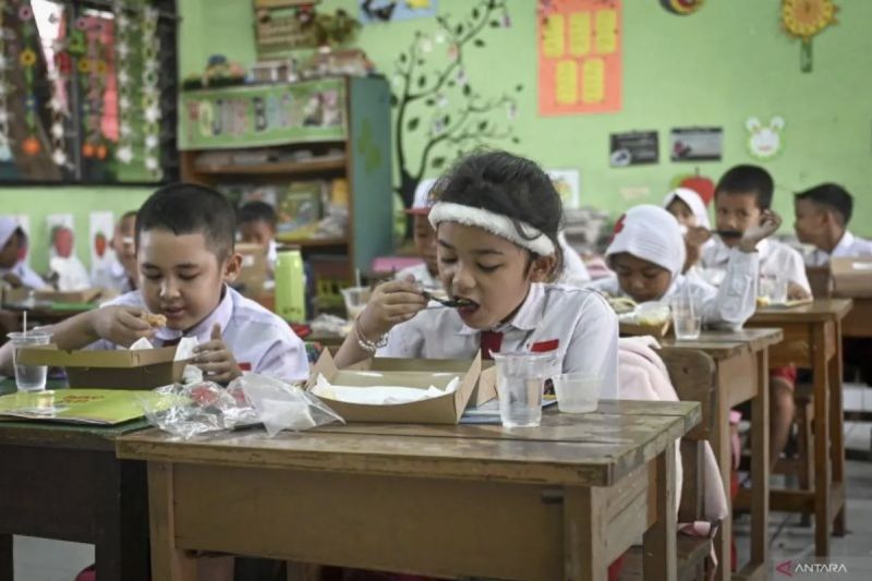 Siswa menyantap makanan saat pelaksanaan uji coba makan bergizi gratis di SDN 07 Cideng, Jakarta, Senin (19/8/2024).