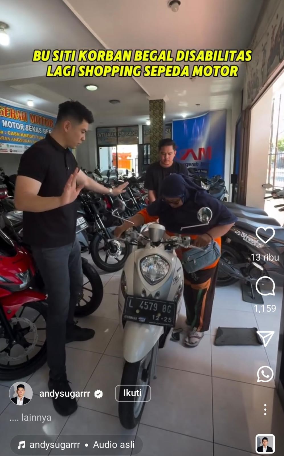 IST/RADAR SURABAYA BERKAH : Siti bersama Youtuber Surabaya Andy Sugar saat memilih sepeda motor di salah satu showroom di Surabaya.