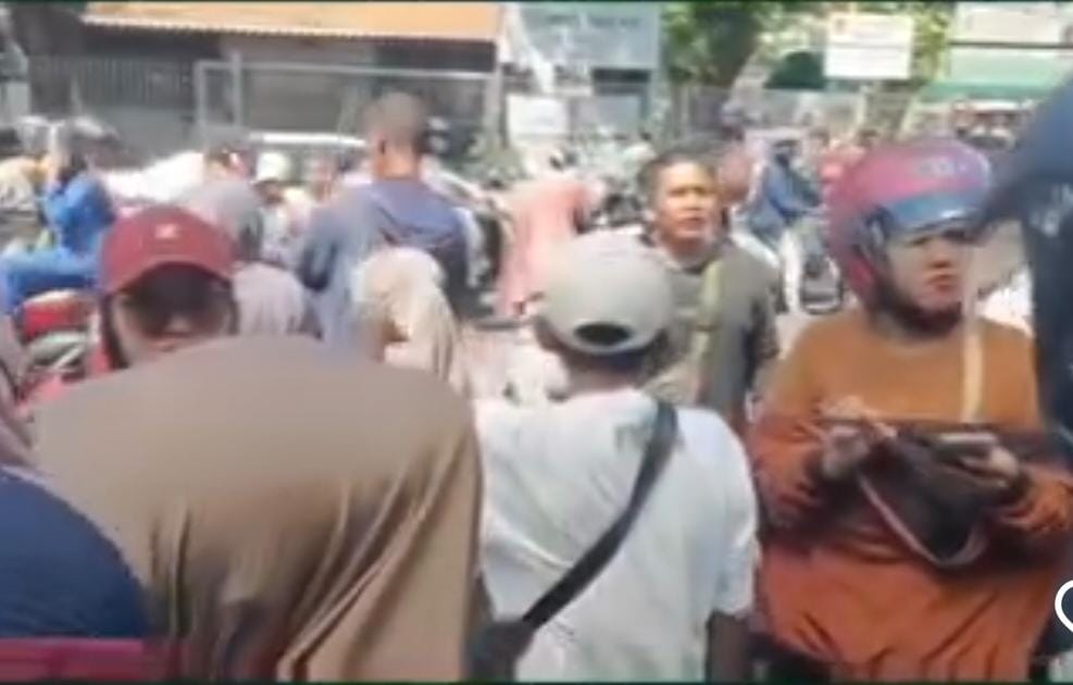 Puluhan warga datangi lokasi diduga kantor perumahan.&nbsp; Mereka merasa tertipu dengan rumah murah cicilan Rp 900 ribu per bulan. (IST)