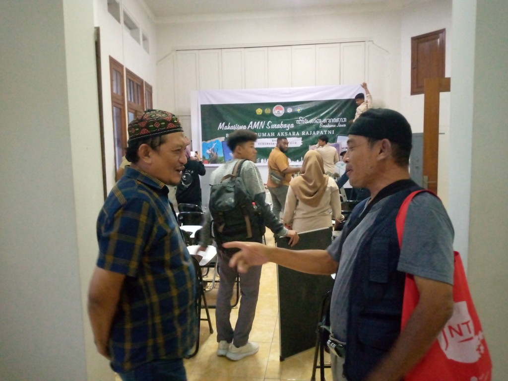 Nanang Purwono (kanan) menjelaskan agenda kegiatan Mahasiswa Nusantara di Radar Surabaya kepada Pemred RadarSurabaya.Id  Jay Wijayanto. (HUREK/RADAR SURABAYA)