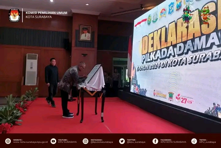 Komisioner KPU Surabaya meneken pernyataan deklarasi pilkada damai. (IST)