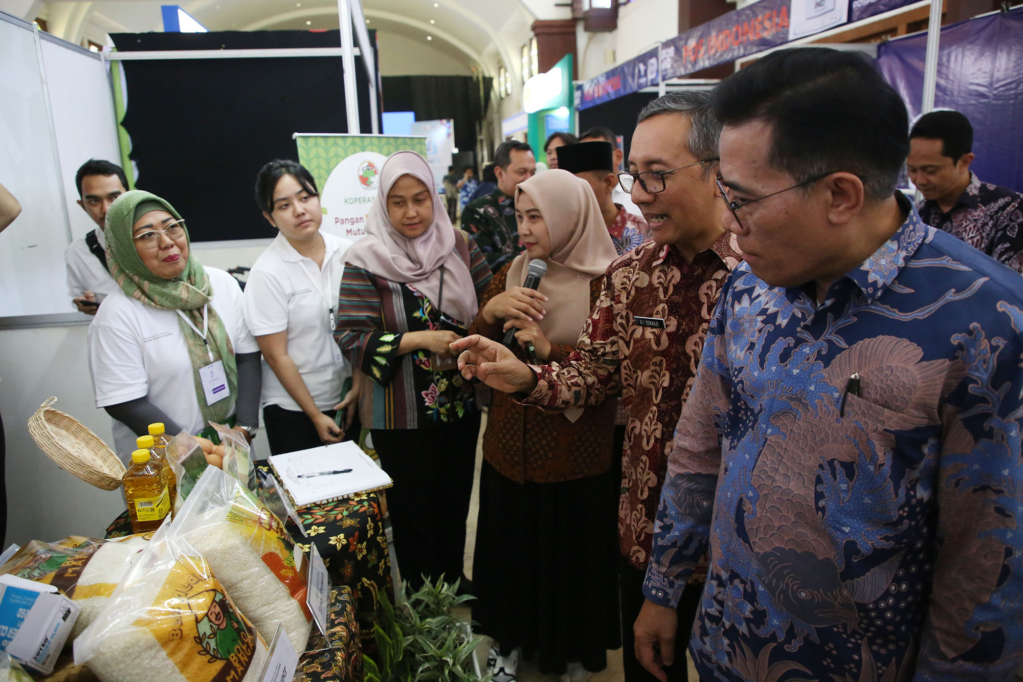Asisten Perekonomian dan Pembangunan Kota Surabaya, Agus Imam Sonhaji (dua dari kanan) saat melihat aneka produk dalam Surabaya Halal Fest di kompleks Balai Pemuda, Surabaya, Rabu (21/8).