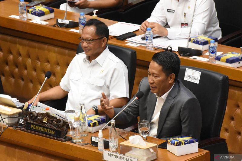 Menkum HAM Supratman Andi Agtas (kanan) bersama Mendagri Tito Karnavian (kiri) mengikuti rapat kerja dengan Badan Legislasi DPR terkait pembahasan RUU Pilkada di Kompleks Parlemen, Senayan Jakarta.