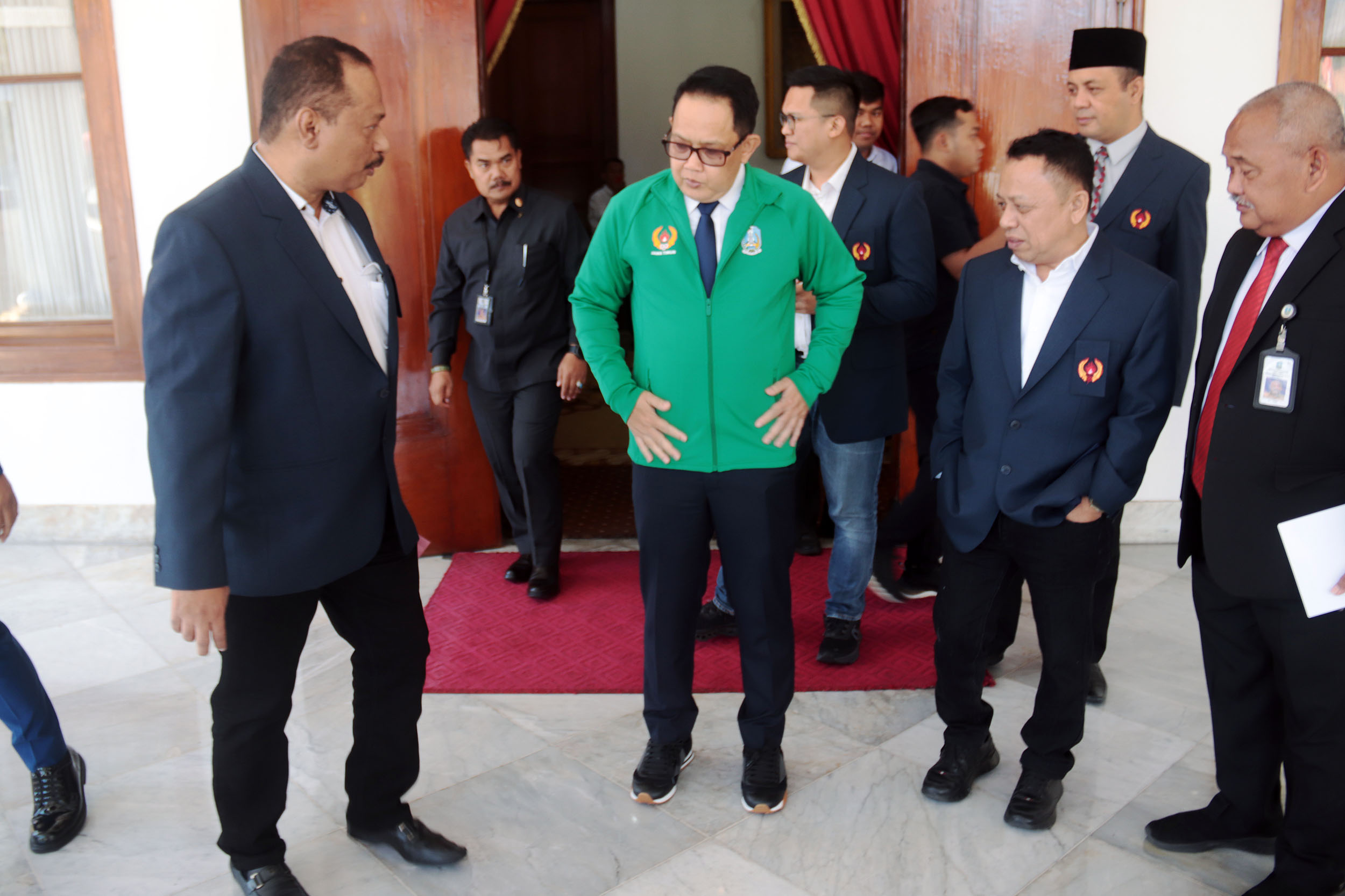 Pj Gubernur Jatim Adhy Karyono bersama pengurus KONI Jatim membahas persiapan PON XXI Aceh - Sumut 2024. (ANDY SATRIA/RADAR SURABAYA)