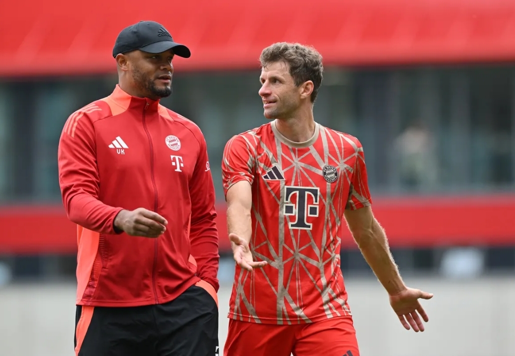 Pemain senior Thomas Muller bersama Vincent Kompany