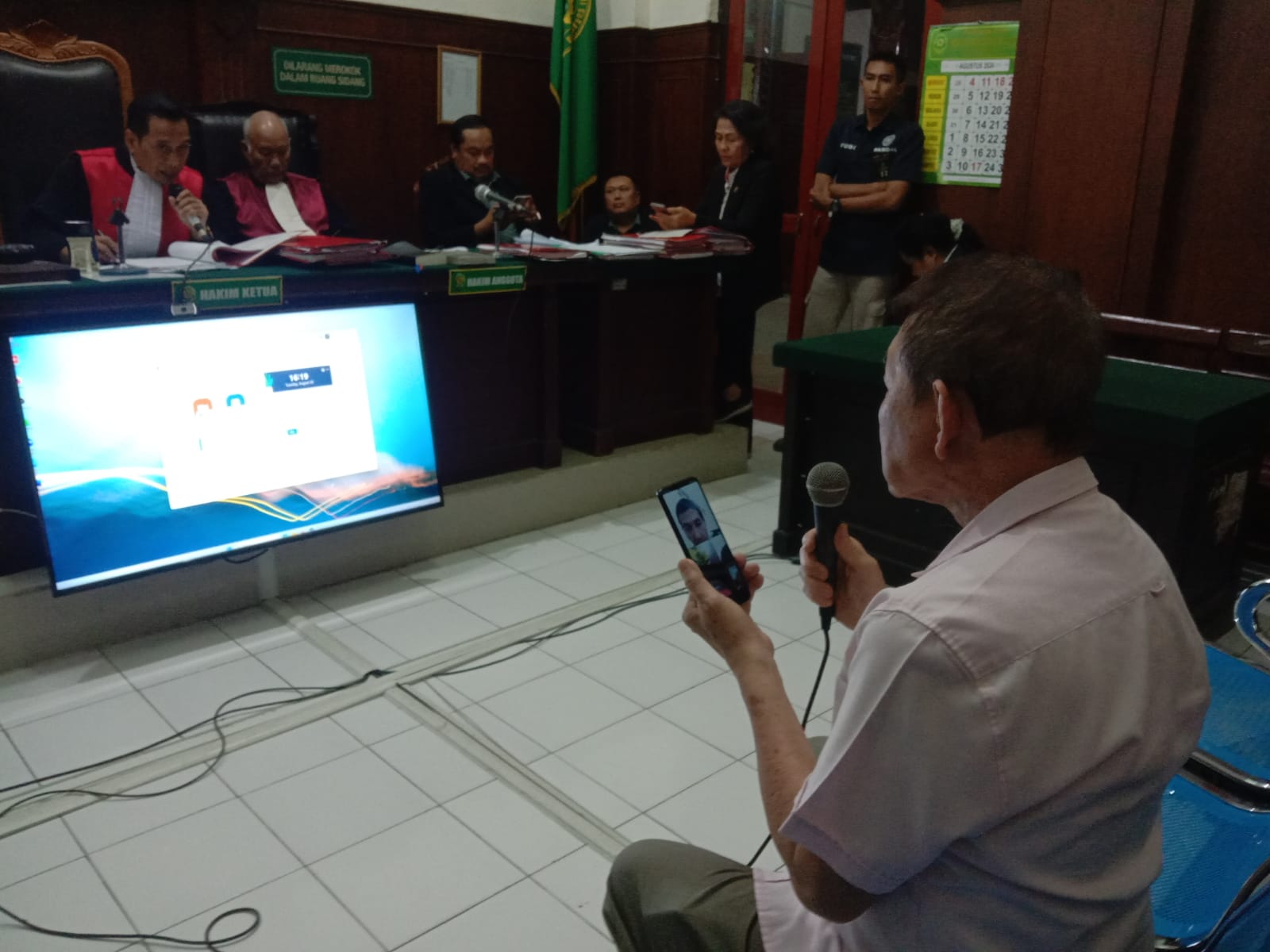 SAKSI: Gunawan Herlambang saat memberikan kesaksian di PN Surabaya.