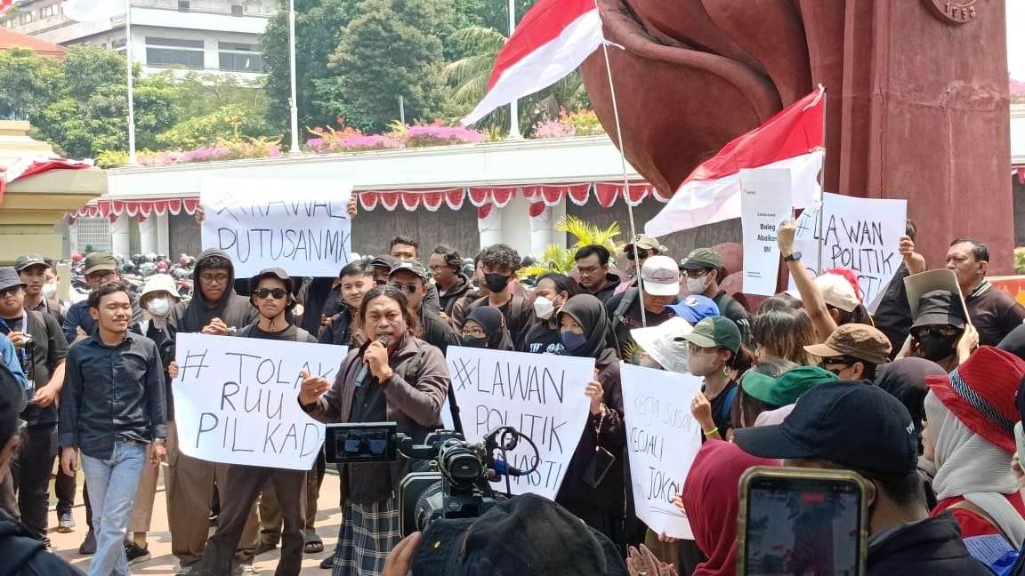 Aksi menolak RUU Pilkada di kawasan Tugu Pahlawan Surabaya. (SURYANTO/RADAR SURABAYA)