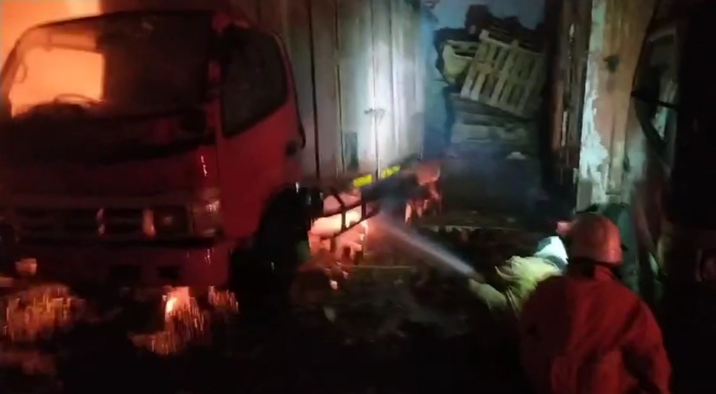 Petugas DPKP Surabaya melakukan pemadaman api yang membakar sampah dan palet di Jalan Kutisari  Selatan XIII, Surabaya. (IST)