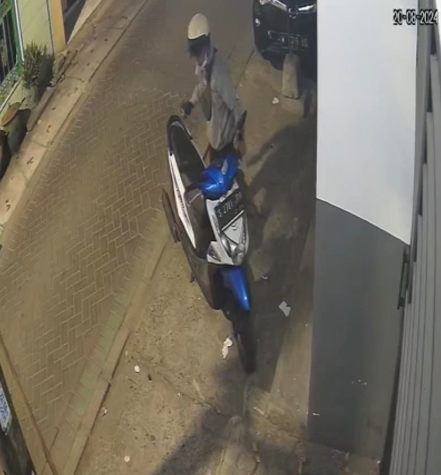 Seorang pelaku terekam CCTV mencuri motor Honda Beat milik IAD, 25, di Jalan Margorejo Masjid, Surabaya. (IST)