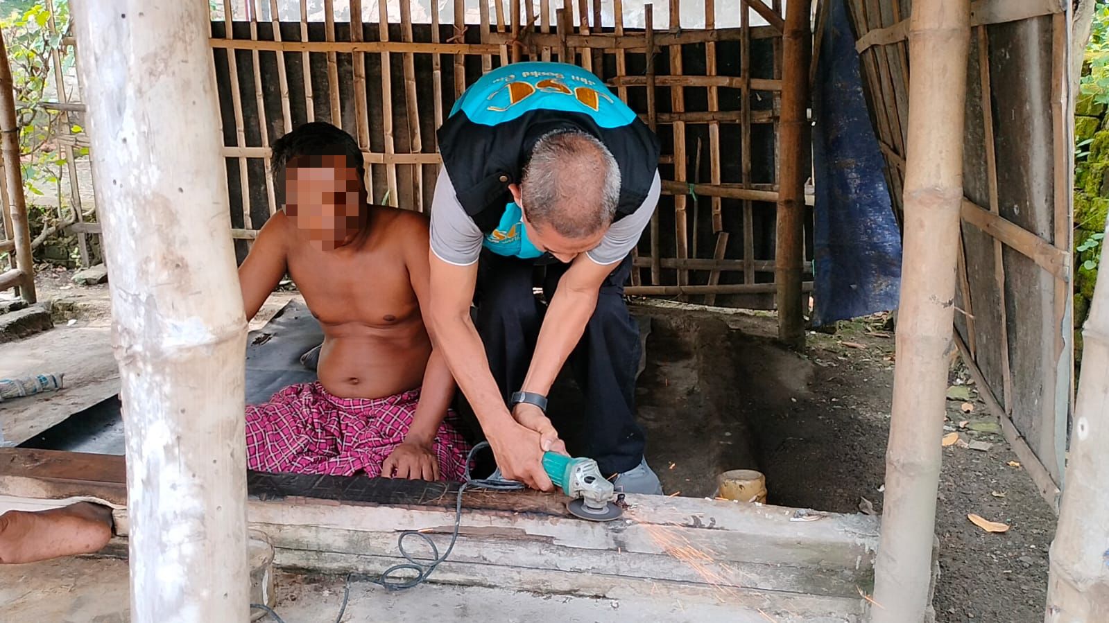 Tim Pasung dari Dinsos Jatim sedang melakukan pembebasan pasung.