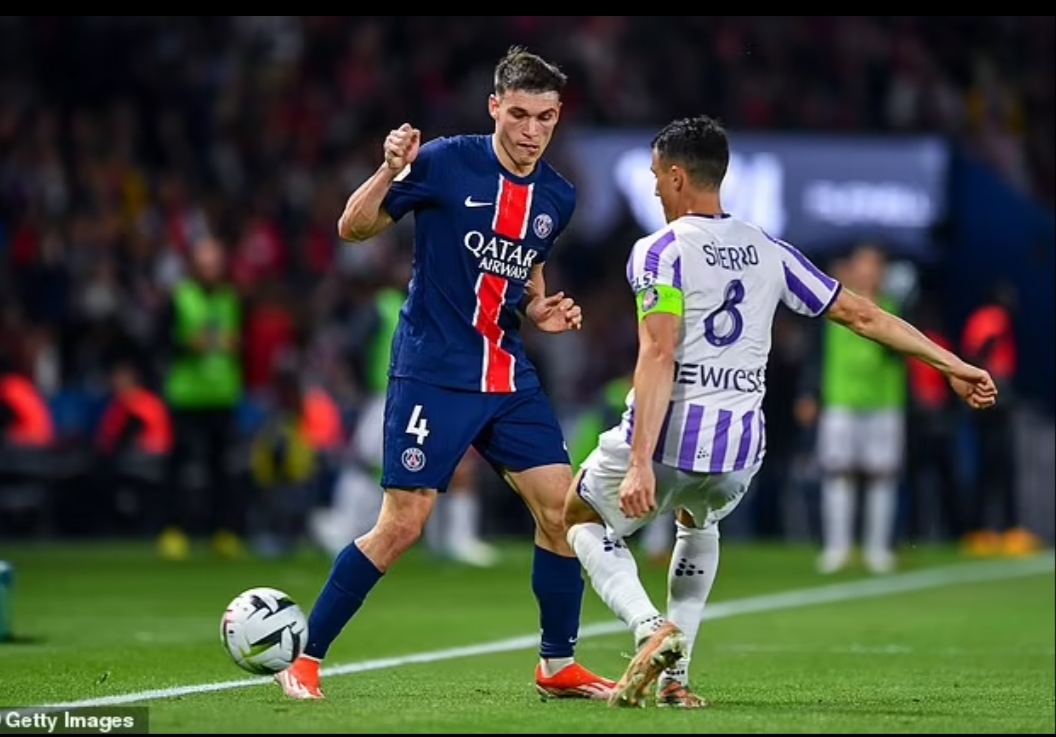 Manuel Ugarte (kiri) dianggap tidak cocok dengan gaya main Luis Enrique.