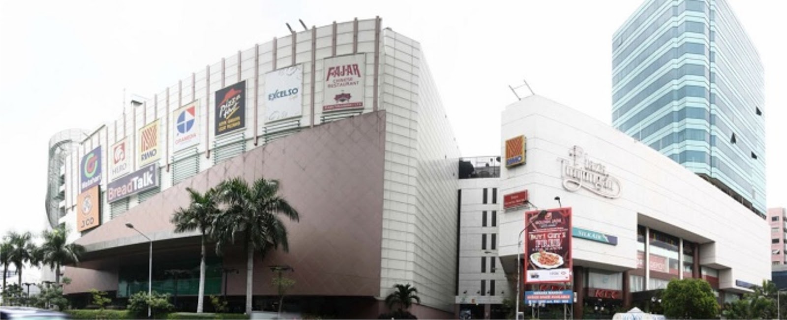 Bangunan pertama Tunjungan Plaza yang mulai dibuka sekitar tahun 1985.