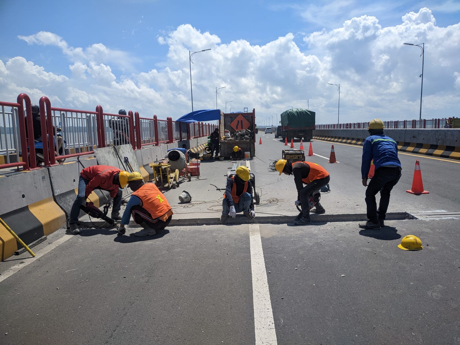 Tim dari BBPJN Jatim &ndash; Bali melakukan pemeliharaan Jembatan Suramadu.
