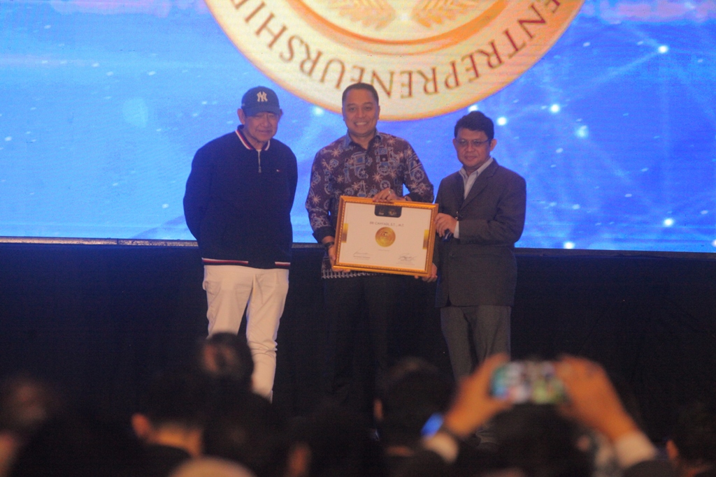 Hermawan Kartajaya memberikan penghargaan kepada Wali Kota Surabaya Eri Cahyadi berupa CIEP Medali of Distinction.  (SURYANTO/RADAR SURABAYA)