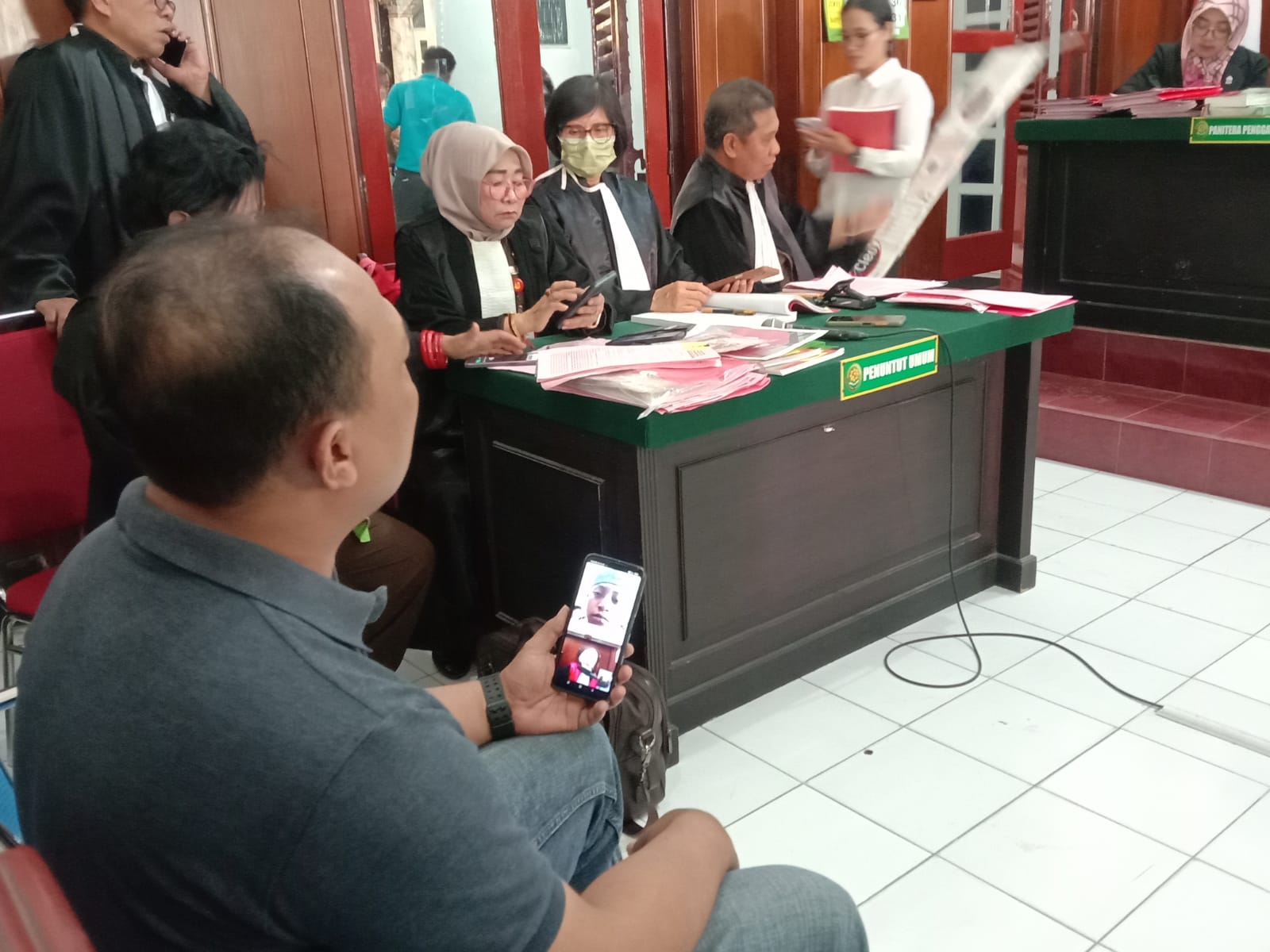 SAKSI : Eko Susanto saat memberikan keterangan di PN Surabaya&nbsp;&nbsp;  &nbsp;