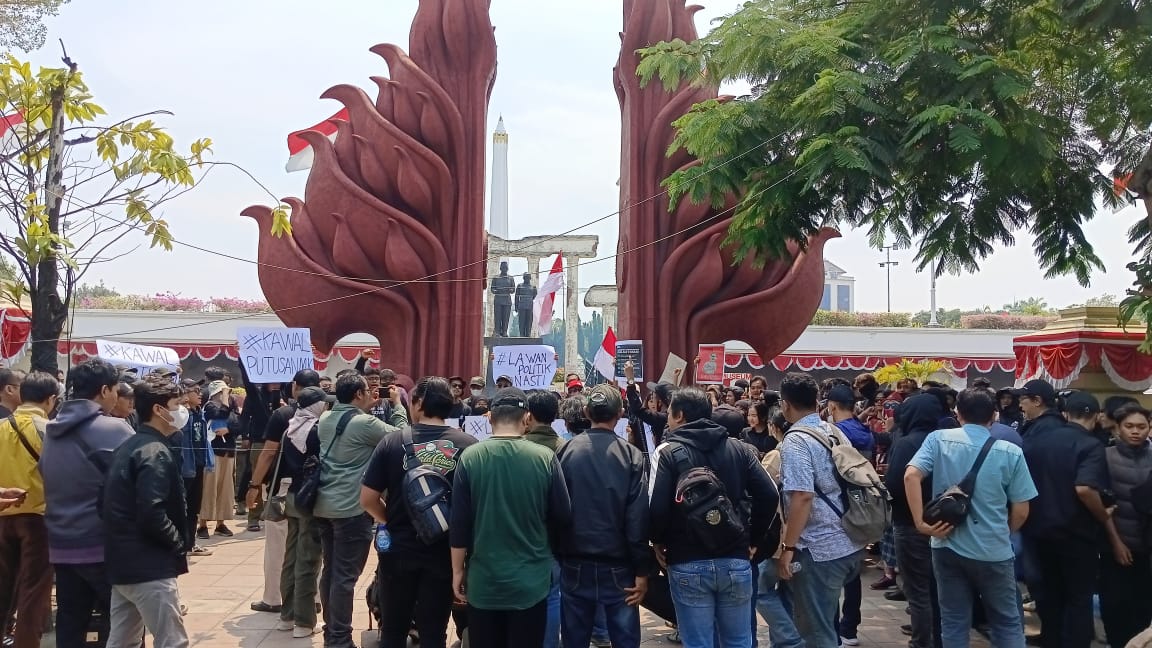 Aksi unjuk rasa mengawal putusan MK dan tolak politik dinasti di Tugu Pahlawan Surabaya. (SURYANTO/RADAR SURABAYA)