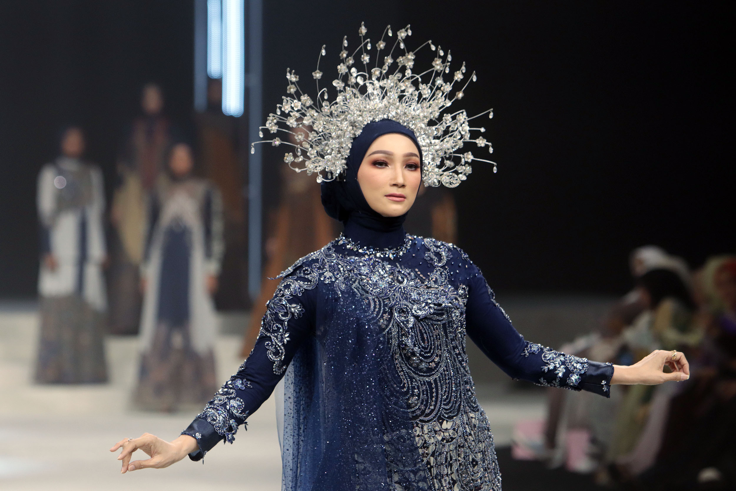 Model mengenakan busana karya desainer asal Surabaya, Lia Afif dalam Surabaya Fashion Parade (SFP), yang digelar di Tunjungan Plaza Surabaya, Jumat (23/8).