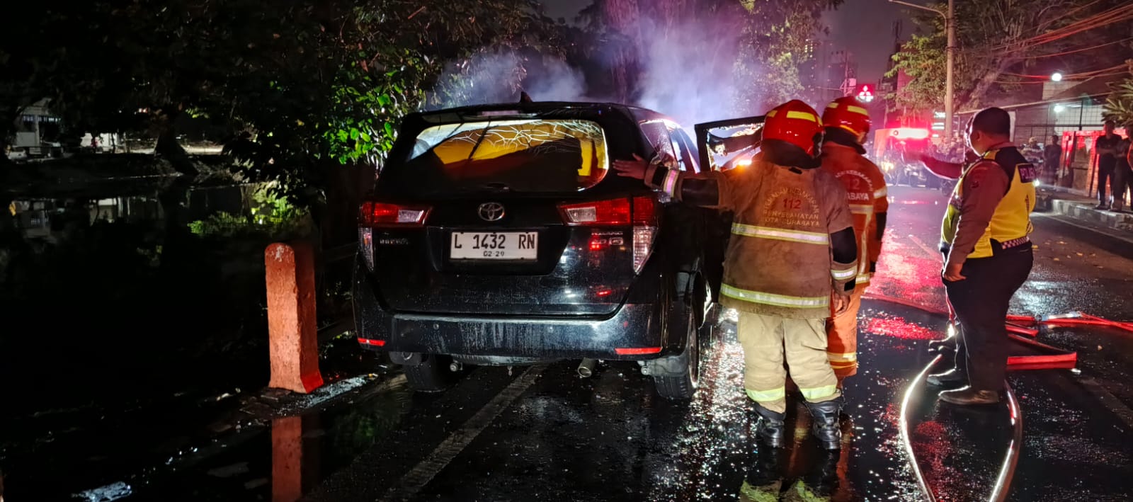 Kondisi mobil Kijang Innova Reborn nopol L 1432 RN saat terbakar di Jalan Ngagel, Surabaya Kamis (22/8). (IST)