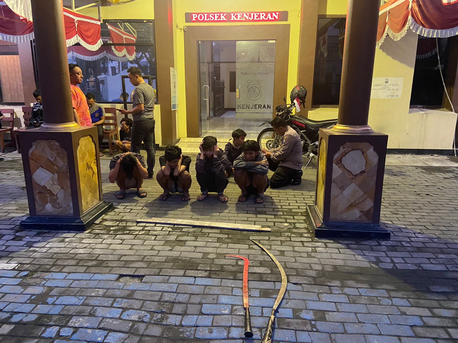 Enam remaja diamankan Tim Respatti hendak tawutan di Jalan Bulak Banteng, Surabaya. Polisi amankan dua sajam dari kelompok ini. (IST)