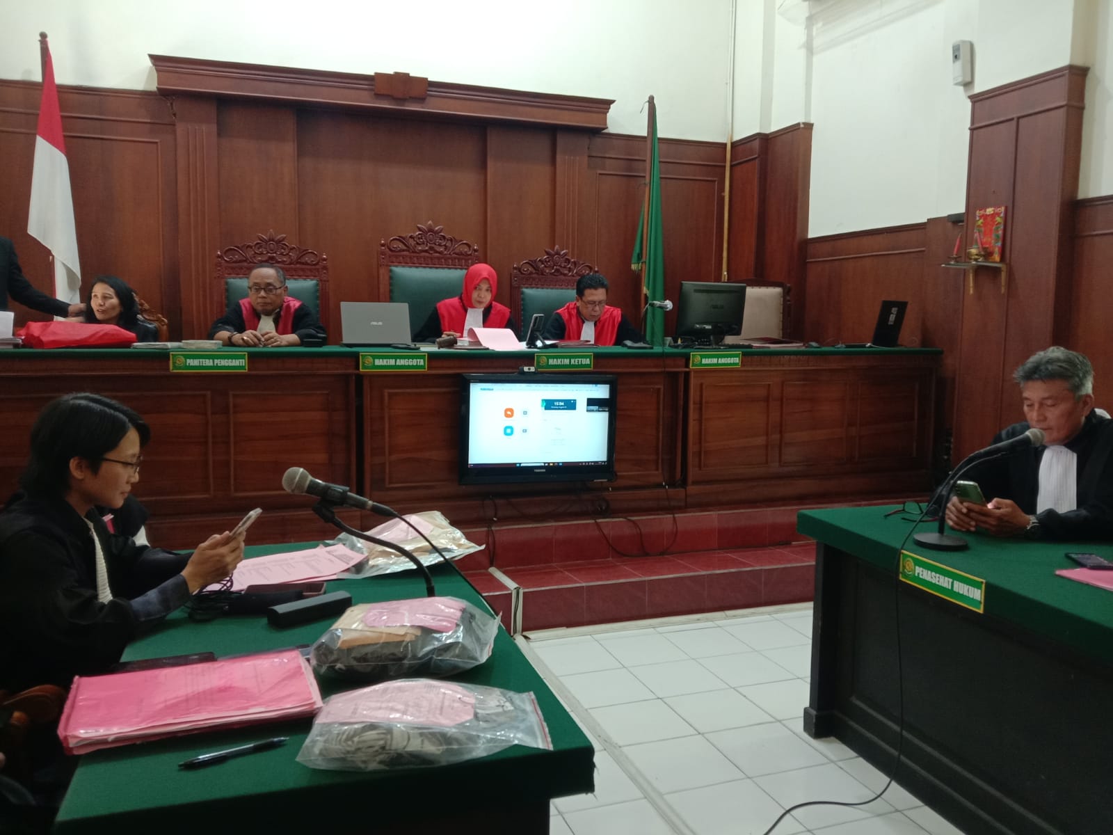 Sidang kasus perdagangan orang di PN Surabaya. Lima joki MiChat asal Sumatera diamankan di apartemen kawasan MERR Surabaya. (Fajar/Radar Surabaya)