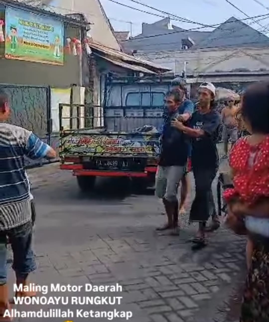 Pelaku pencurian motor Karim diamankan warga bersama polisi di Jalan Wonoayu, Medokan Ayu Rungkut, Surabaya. (IST)