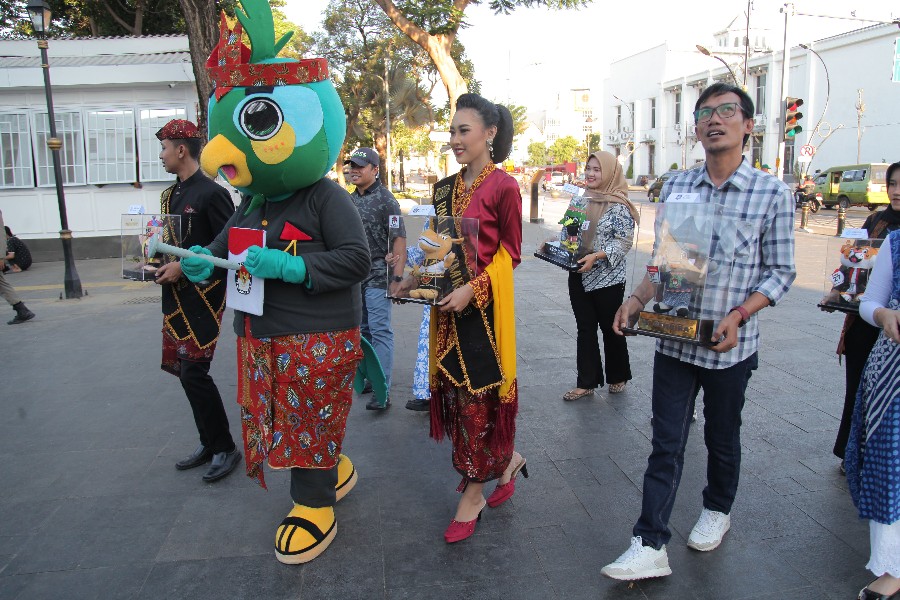 SI JALIH: KPU Jatim gelar sosialisasi Maskot Pilkada Serentak 2024, di kawasan kota lama Surabaya, Jumat (23/8).