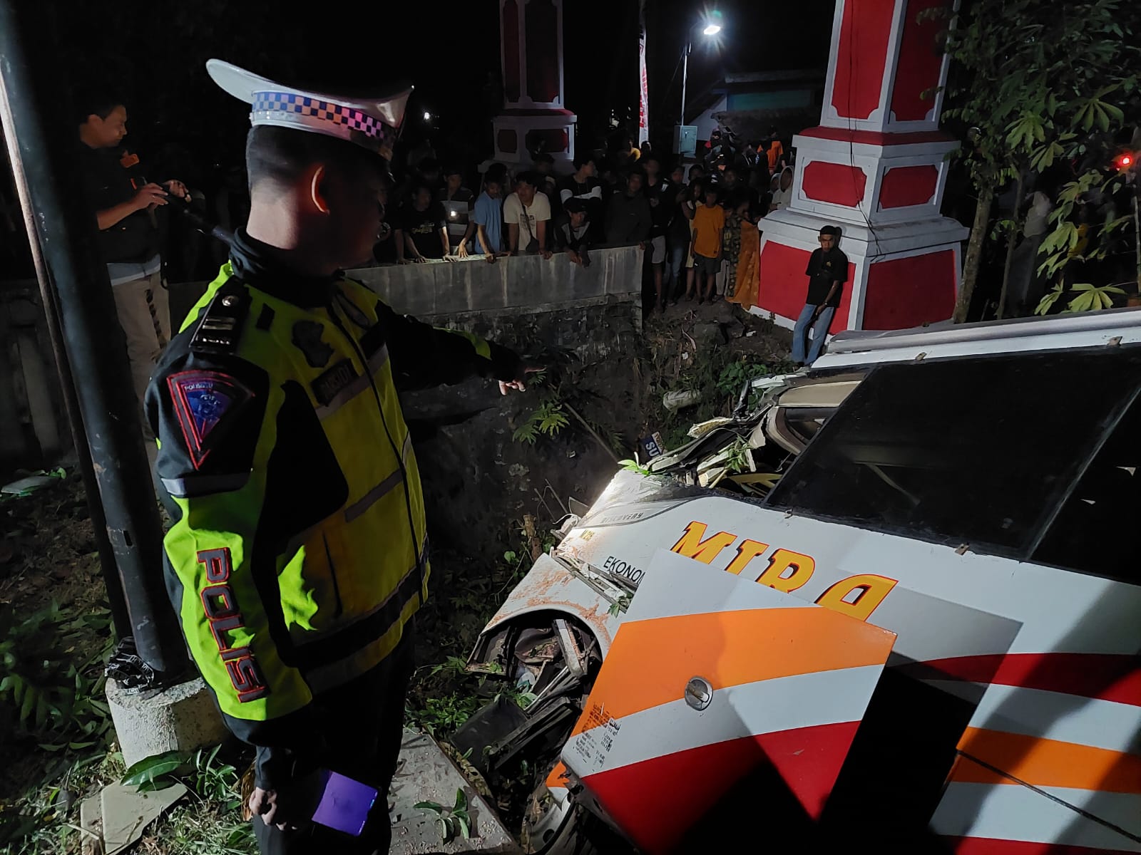 Polisi menunjukkan kondisi Bus Mira jurusan Yogyakarta-Surabaya nopol S 7818 US yang masuk parit di Jalan Raya Ngawi-Mantingan. (IST)