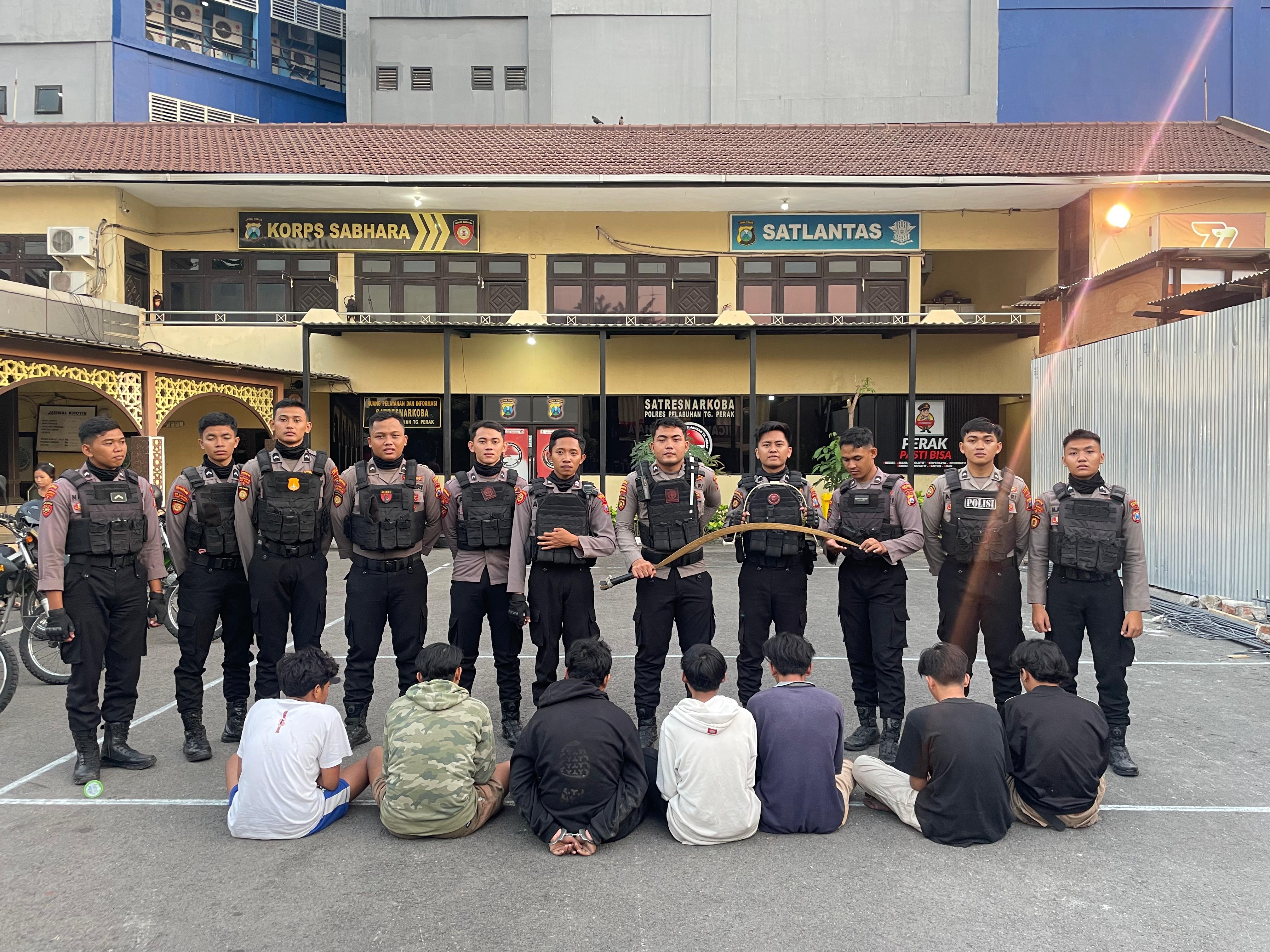 Unit Raimas amankan tujuh remaja geng All Star hendak tawuran di Jalan Tenggumung Baru, Surabaya. Satu sajam berhasil diamankan dari mereka. (IST)