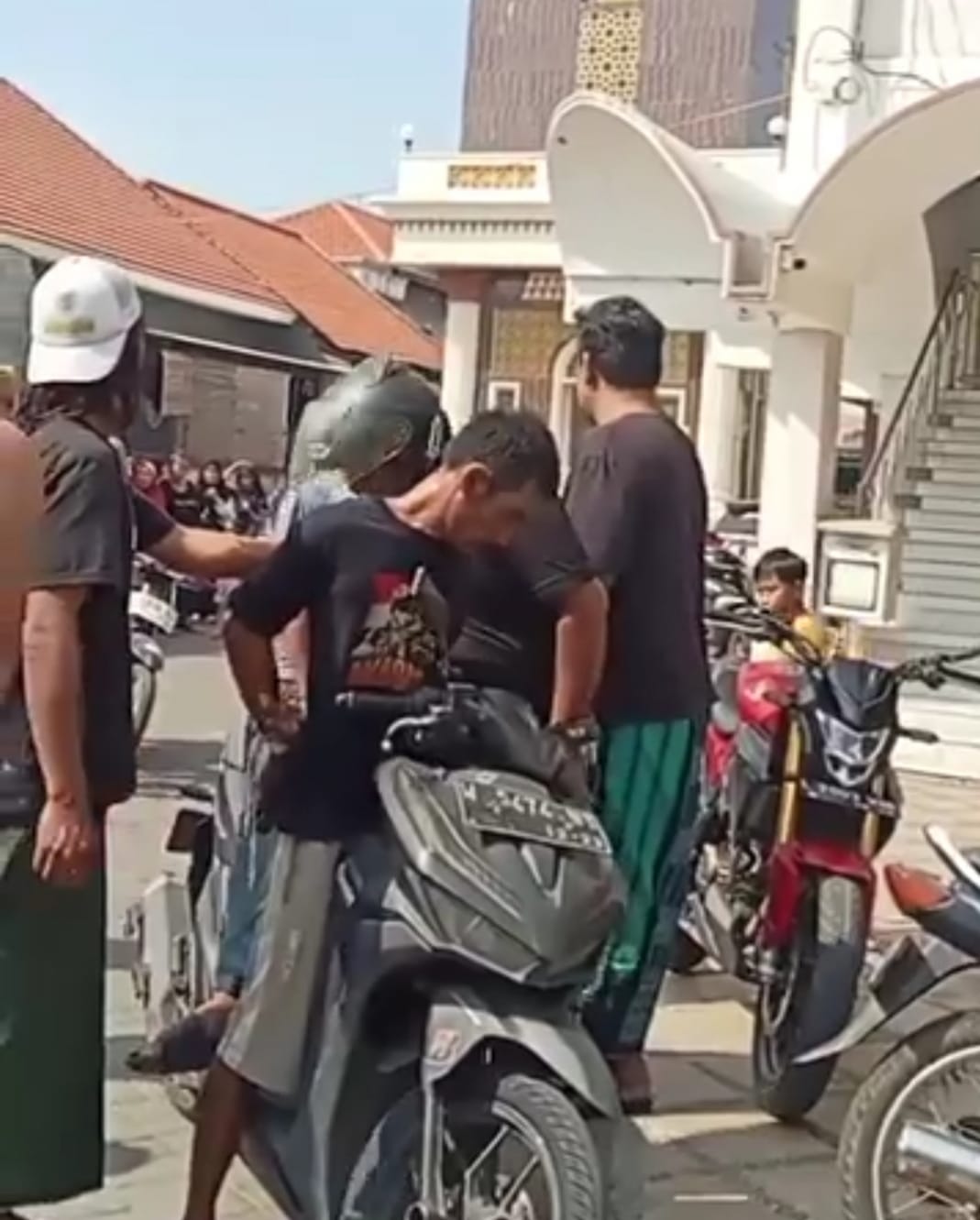 Tersangka Karim diamankan warga bersama polisi di Jalan Wonoayu, Medokan Ayu Rungkut, Surabaya. (IST)