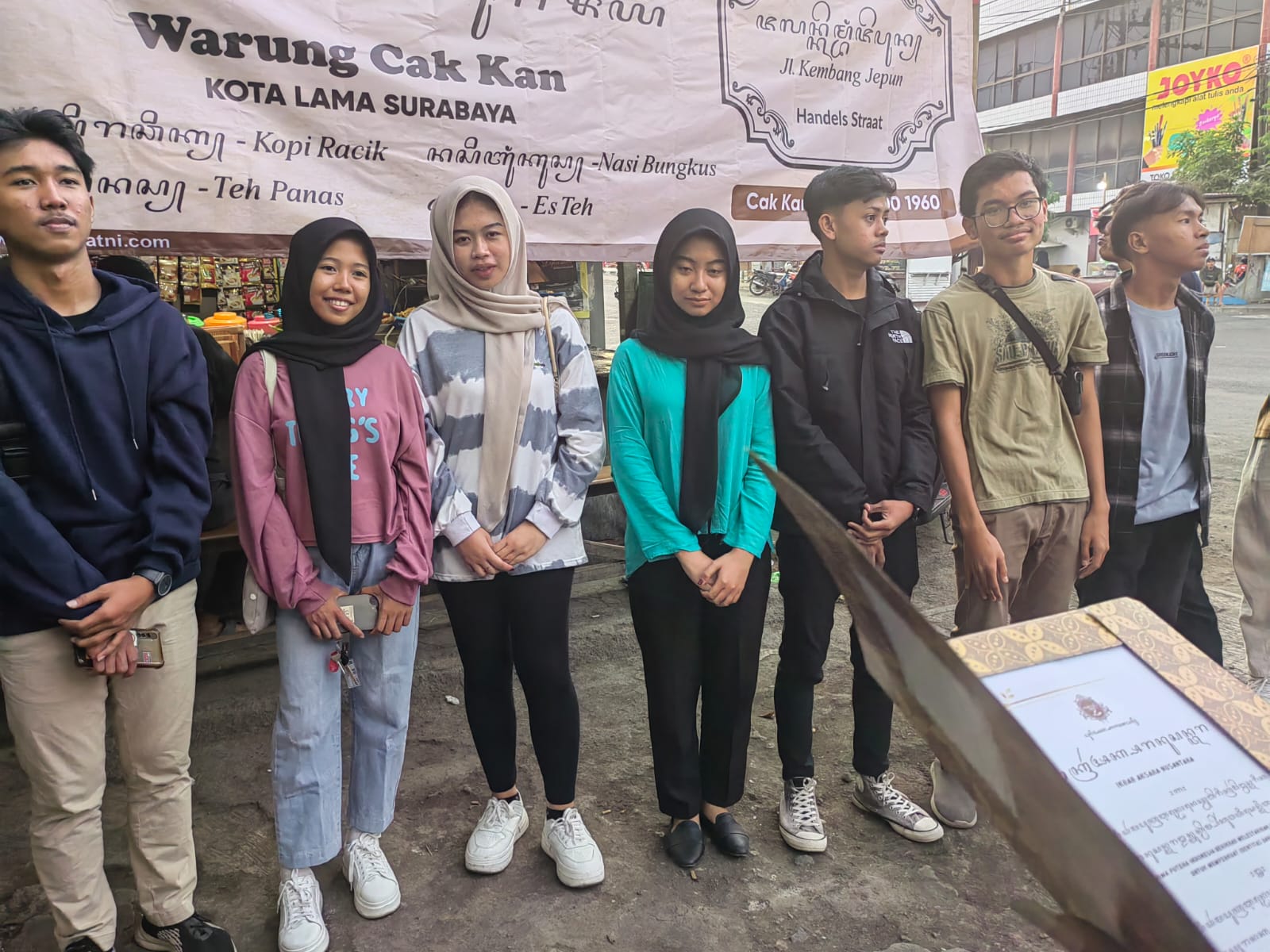 KHIDMAT: Anak muda dari Madura dan Surabaya membacakan ikrar aksara nusantara di depan warung Cak Kan Kembang Jepun Surabaya.